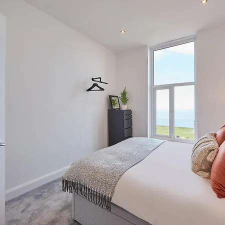 Apartment Host & - & Surf *